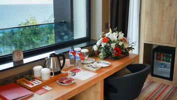 Ropa de cama hipoalergénica, edredones de plumas, minibar y caja fuerte