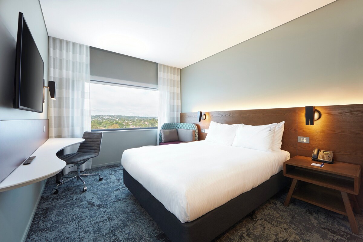 Premium bedding, in-room safe, desk, laptop workspace