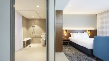 Standard Room, 1 Queen Bed, Accessible | Premium bedding, in-room safe, desk, laptop workspace