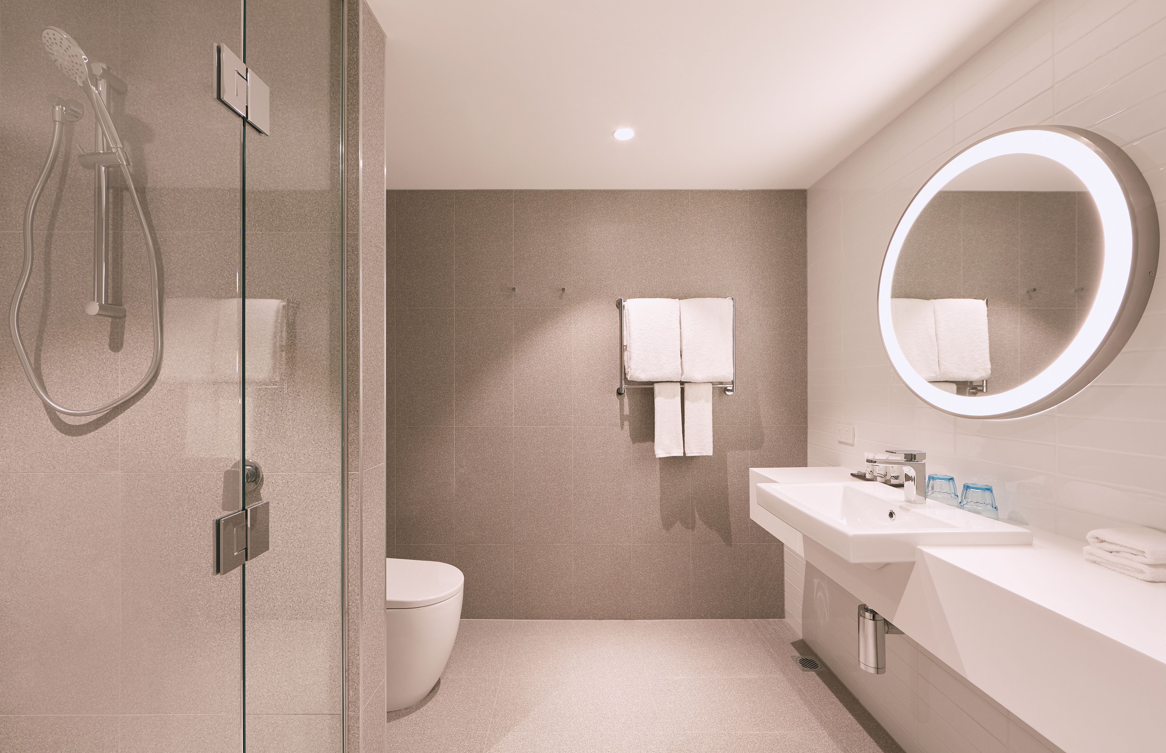 スタンダード ルーム クイーンベッド 1 台 バリアフリー | バスルーム | シャワー、バスアメニティ (無料)、ヘアドライヤー、タオル