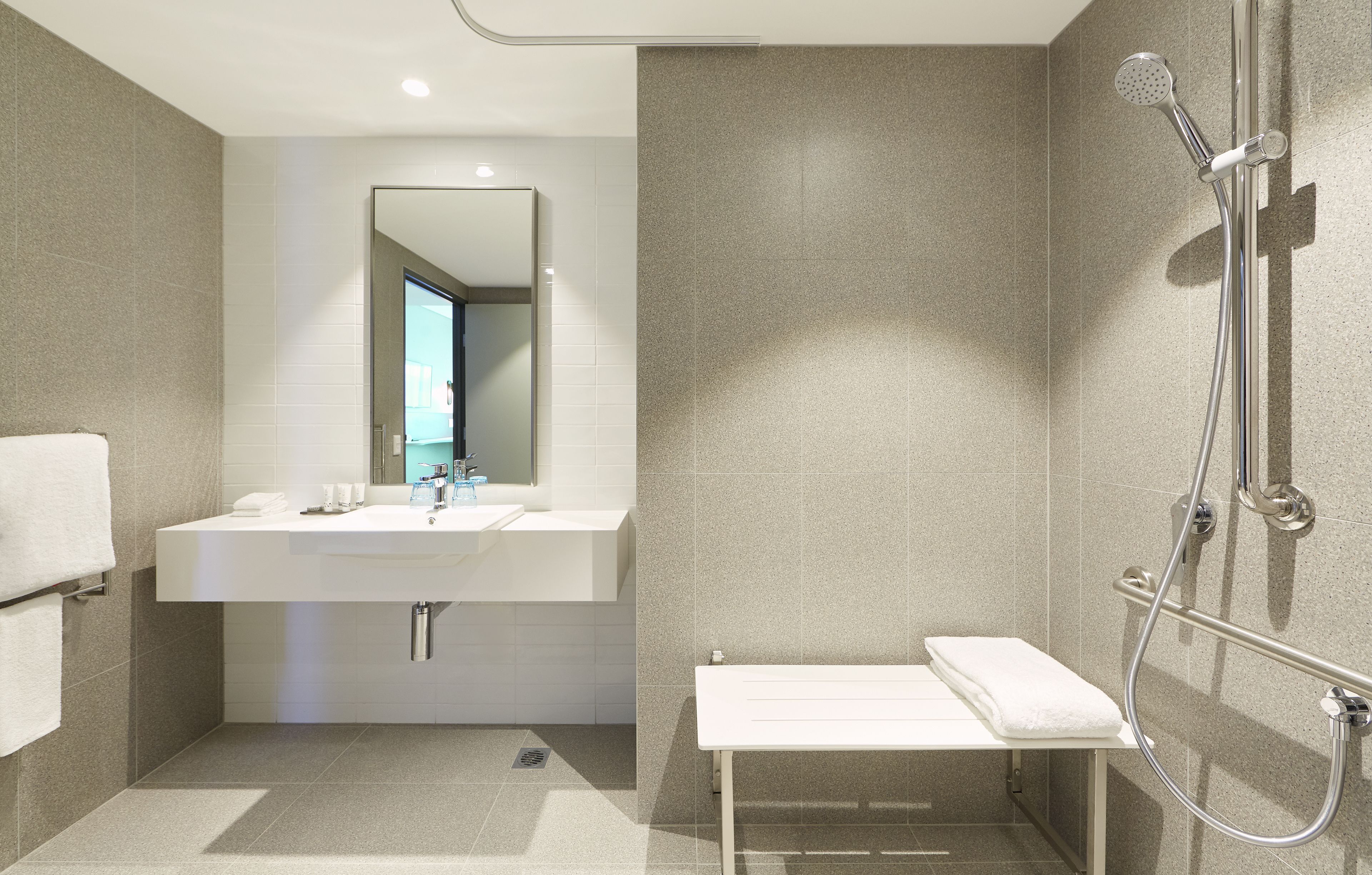 standard room, 1 queen bed, accessible | bathroom | shower, free toiletries, hair dryer, towels