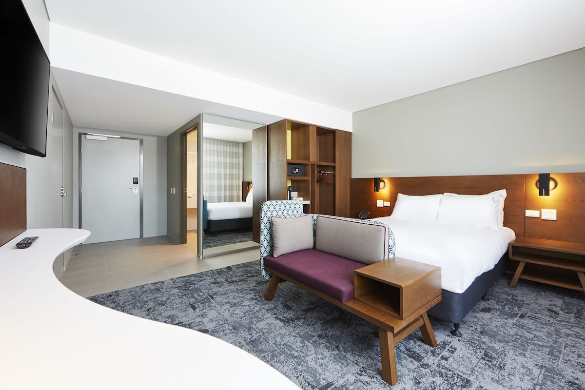 standard room, 1 queen bed, accessible | 1 bedroom, premium bedding, in-room safe, desk