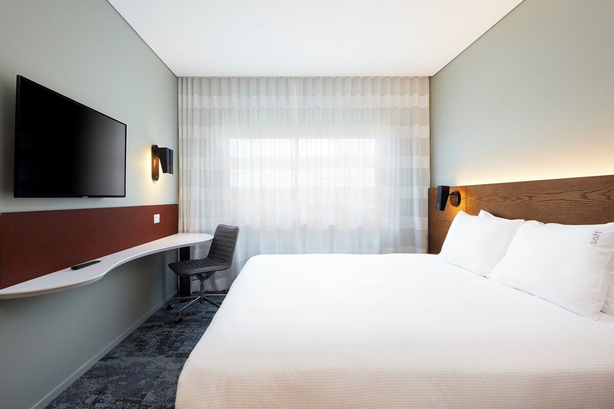 Standard Room, 1 King Bed | Premium bedding, in-room safe, desk, laptop workspace