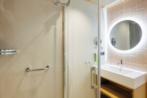 Shower, eco-friendly toiletries, hair dryer, towels - Hapimag San Agustín (San Bartolomé de Tirajana)