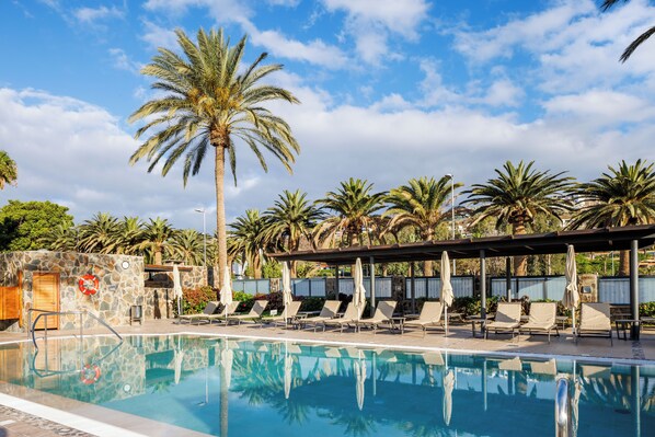 2 個室外泳池;泳池傘、躺椅