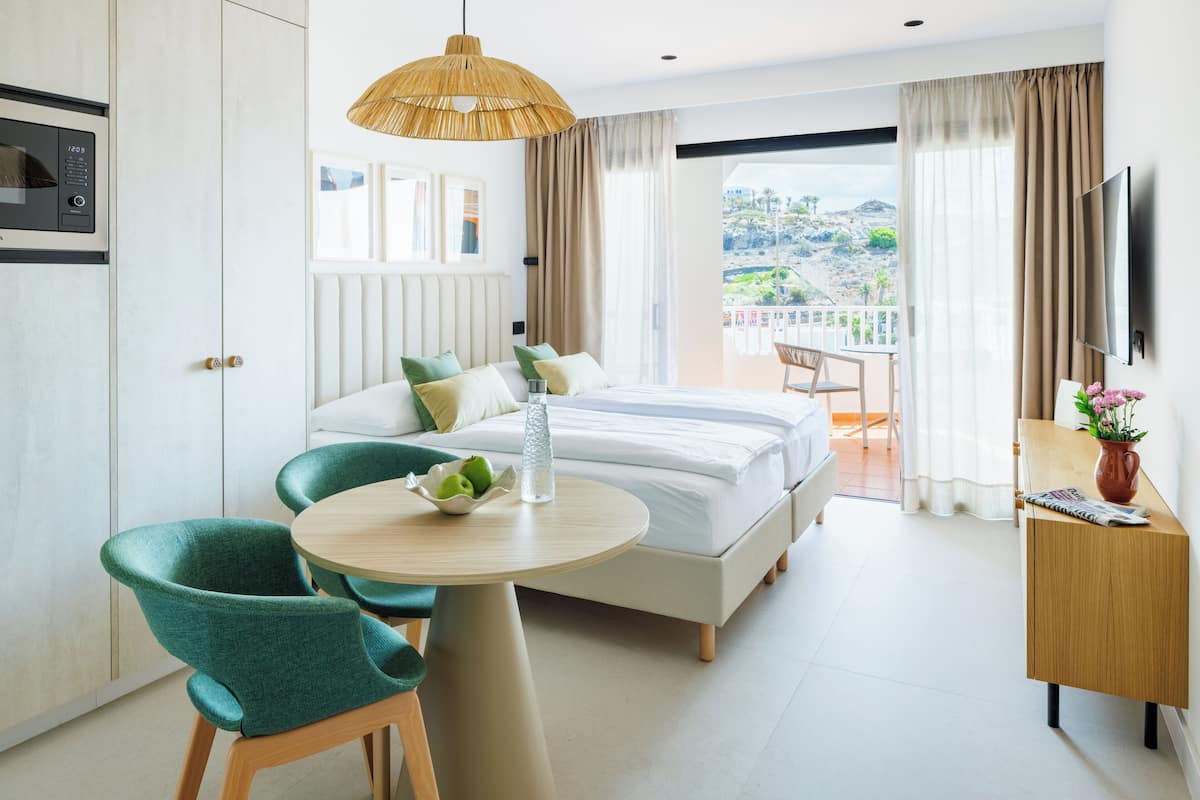 1 kamar tidur, brankas, setrika/meja setrika, dan seprai linen