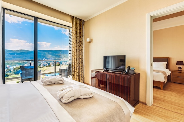 Habitación doble clásica | Ropa de cama de alta calidad y minibar