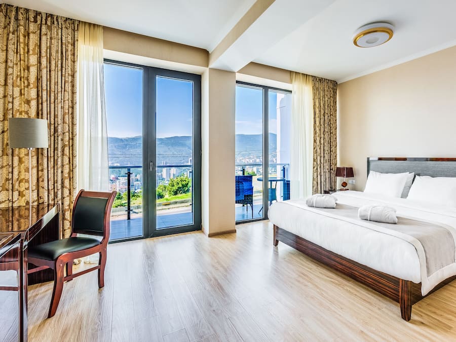 Economy-dobbeltværelse | Premium-sengetøj, minibar, pengeskab på værelset, skrivebord