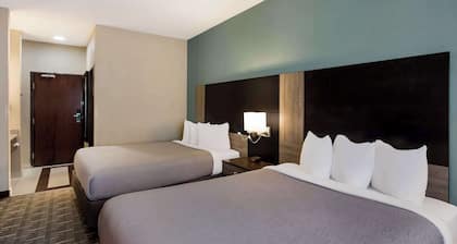 Quality Inn Galesburg Near US Highway 34 and I-74