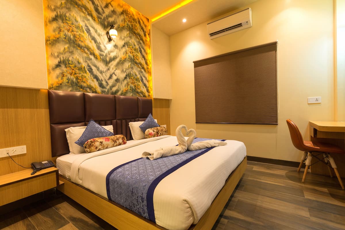 Deluxe Double Room, 1 Katil Kelamin (Double) | Bar mini, peti besi dalam bilik, meja, langsir/tirai gelap terus 