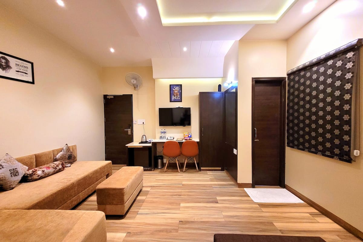 Presidential Suite, Multiple Bedrooms, Smoking, City View | Ruang tamu | 32 inci televisyen LCD dengan kabel, TV 