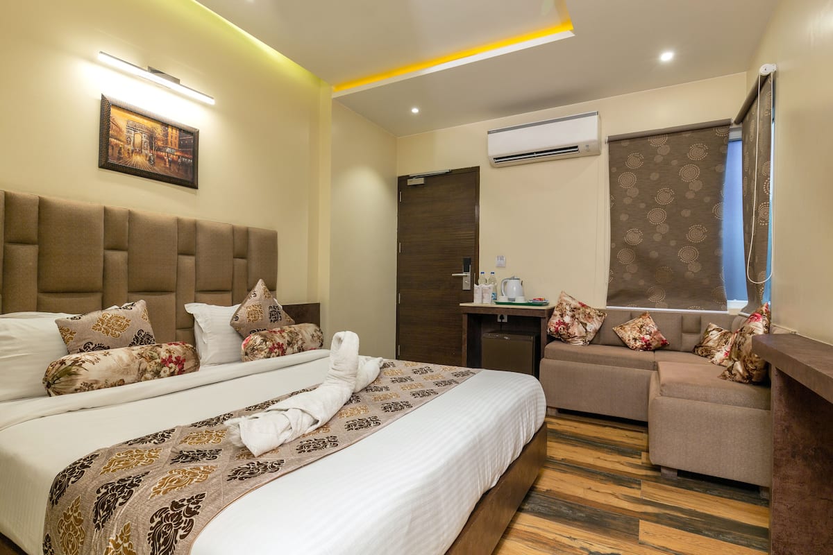 Superior Penthouse, 1 Katil Ratu (Queen), Non Smoking, City View | Bar mini, peti besi dalam bilik, meja, langsir/tirai gelap terus 