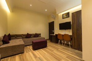 Suite Presidenziale, camere multiple, fumatori, vista città | Minibar, una cassaforte in camera, una scrivania, tende oscuranti