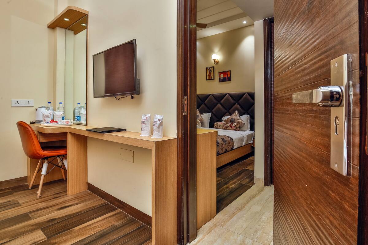 Deluxe Quadruple Room, Multiple Bedrooms, Smoking | Bar mini, peti besi dalam bilik, meja, langsir/tirai gelap terus 