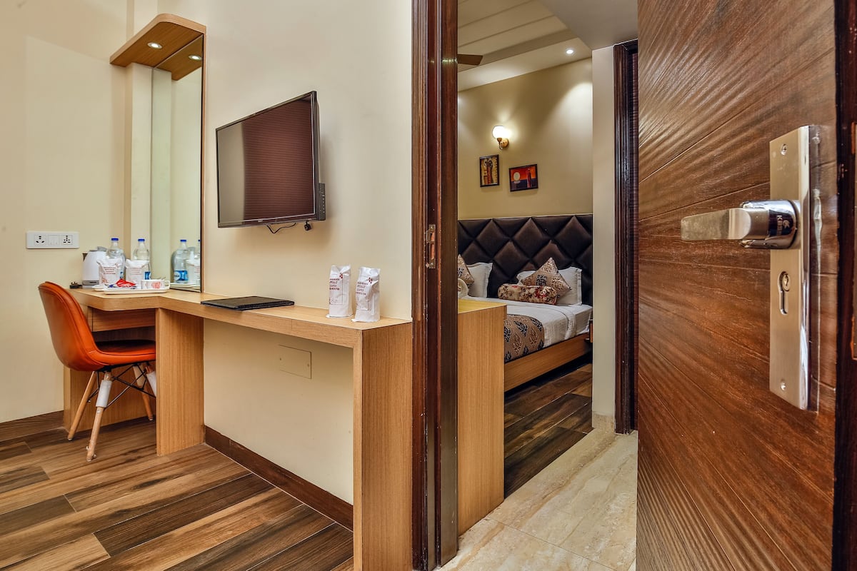 Deluxe Quadruple Room, Multiple Bedrooms, Smoking | 1 bedroom, minibar, in-room safe, desk