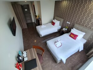 In-room safe, iron/ironing board, free WiFi, bed sheets - Win Premier Mangga Besar (Jakarta)