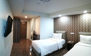 In-room safe, iron/ironing board, free WiFi, bed sheets - Win Premier Mangga Besar (Jakarta)