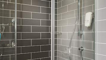 Articles de toilette gratuits, sèche-cheveux, serviettes fournies
