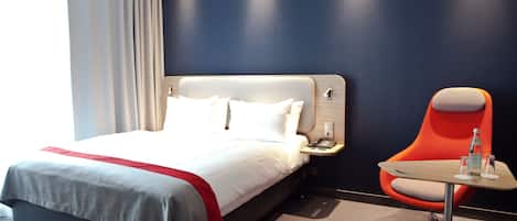 Cofres nos quartos, escrivaninha, cortinas blackout
