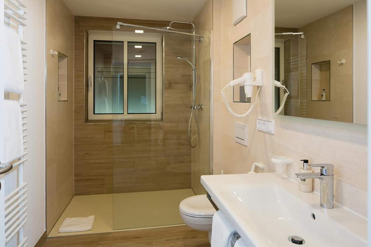 double room | bathroom | shower, rainfall showerhead, free toiletries, hair dryer