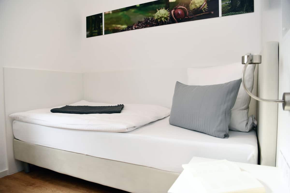 Singola City | 1 camera, biancheria da letto ipoallergenica, tende oscuranti