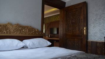 Escritorio, sistema de insonorización y tabla de planchar con plancha