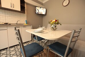 Refrigerador, placa de cocina, cafetera/tetera, tetera/pava eléctrica