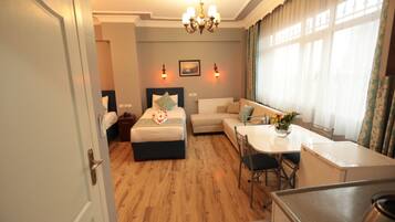 家庭房 (Deluxe) | 埃及棉床单、高档床上用品、办公桌、遮光窗帘