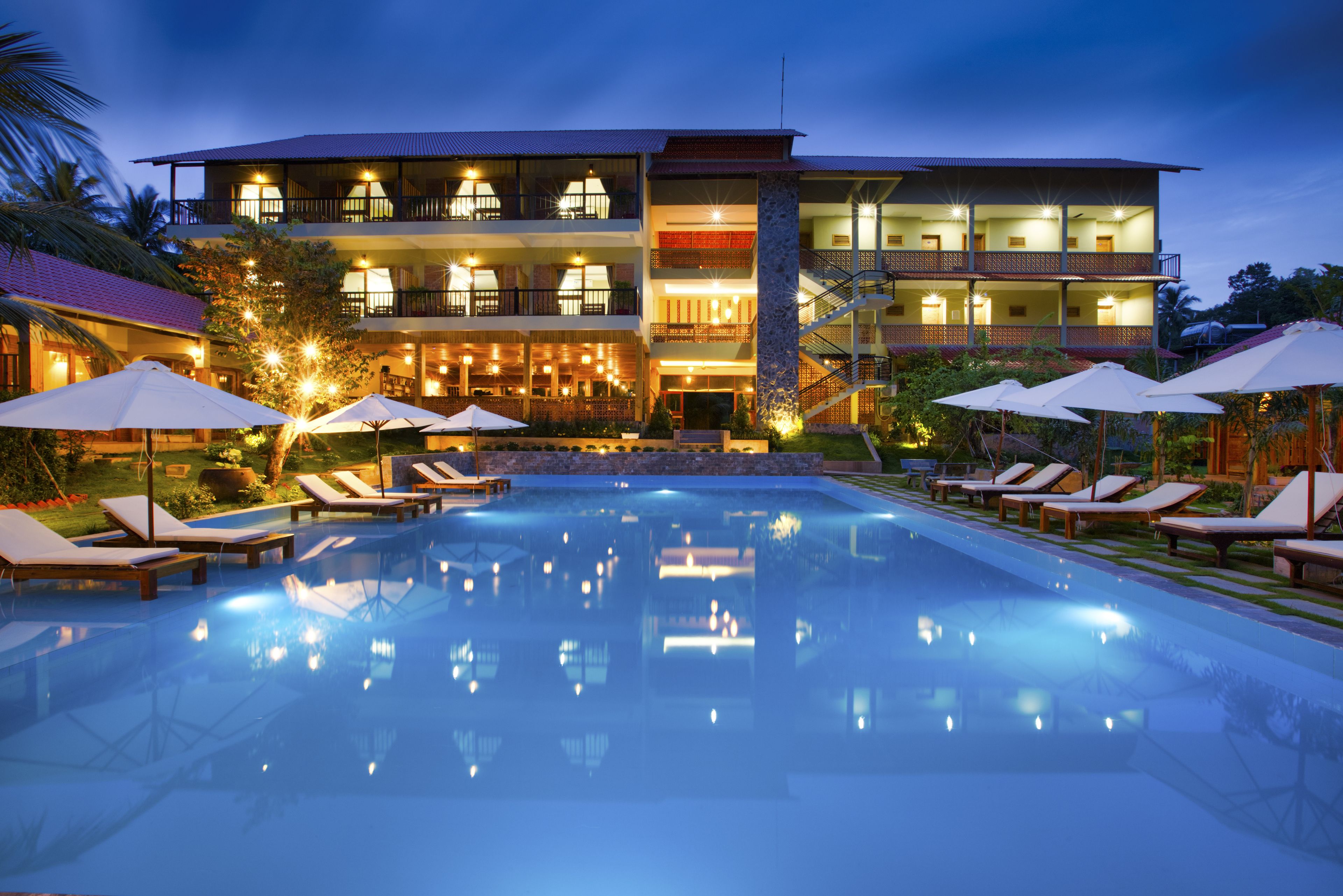 Outdoor pool, pool loungers