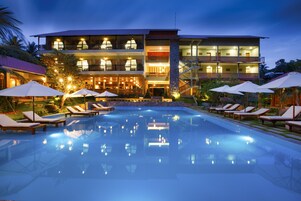 Outdoor pool, sun loungers