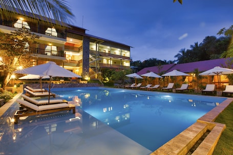 Outdoor pool, sun loungers