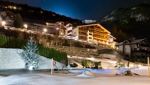 Vista frontal de la propiedad por la tarde o noche