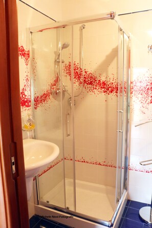 Dusche, Regendusche, Bidet, Handtücher