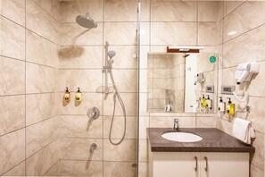 Mango Cozy Room | Bathroom | Shower, free toiletries, towels - Mango Suites Viera (Hyderabad)