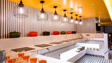 Sarapan prasmanan setiap hari (INR 350 per orang)