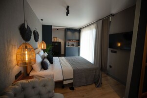 Romantic Studio Suite, 1 Queen Bed, Sea View | Premium bedding, Select Comfort beds, in-room safe, desk