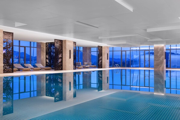 Alberca techada y alberca al aire libre