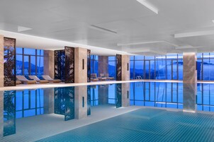 Una piscina techada, una piscina al aire libre