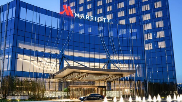 A Marriott hotel with a modern glass facade, a covered entrance, and a fountain display. - Hangzhou Marriott Hotel Lin'an (Hangzhou)