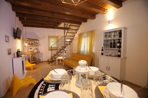 Een koelkast met diepvriezer, een kookplaat, een kinderstoel