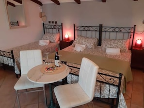 Habitación cuádruple | Servicio de la habitación