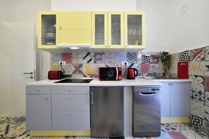 Favourite Apartment with Balcony | Eigene Küche | Mikrowelle, Herdplatte, Geschirrspüler