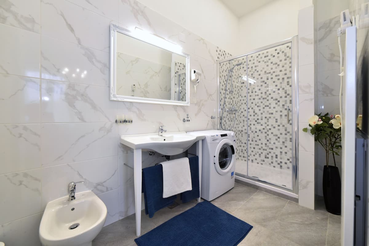 Favourite Premium Apartment | Badezimmer | Dusche, kostenlose Toilettenartikel, Haartrockner