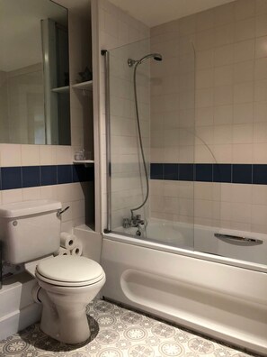 Appartement, 2 chambres | Salle de bain | Sèche-cheveux, serviettes fournies