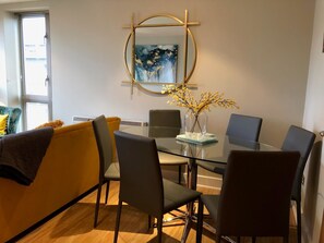 Appartamento, 2 camere da letto | Pasti in camera