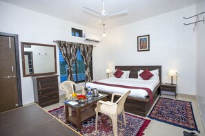 Double Room | Soundproofing, rollaway beds, free WiFi, bed sheets - Narayan Niwas Resort (Gogunda)