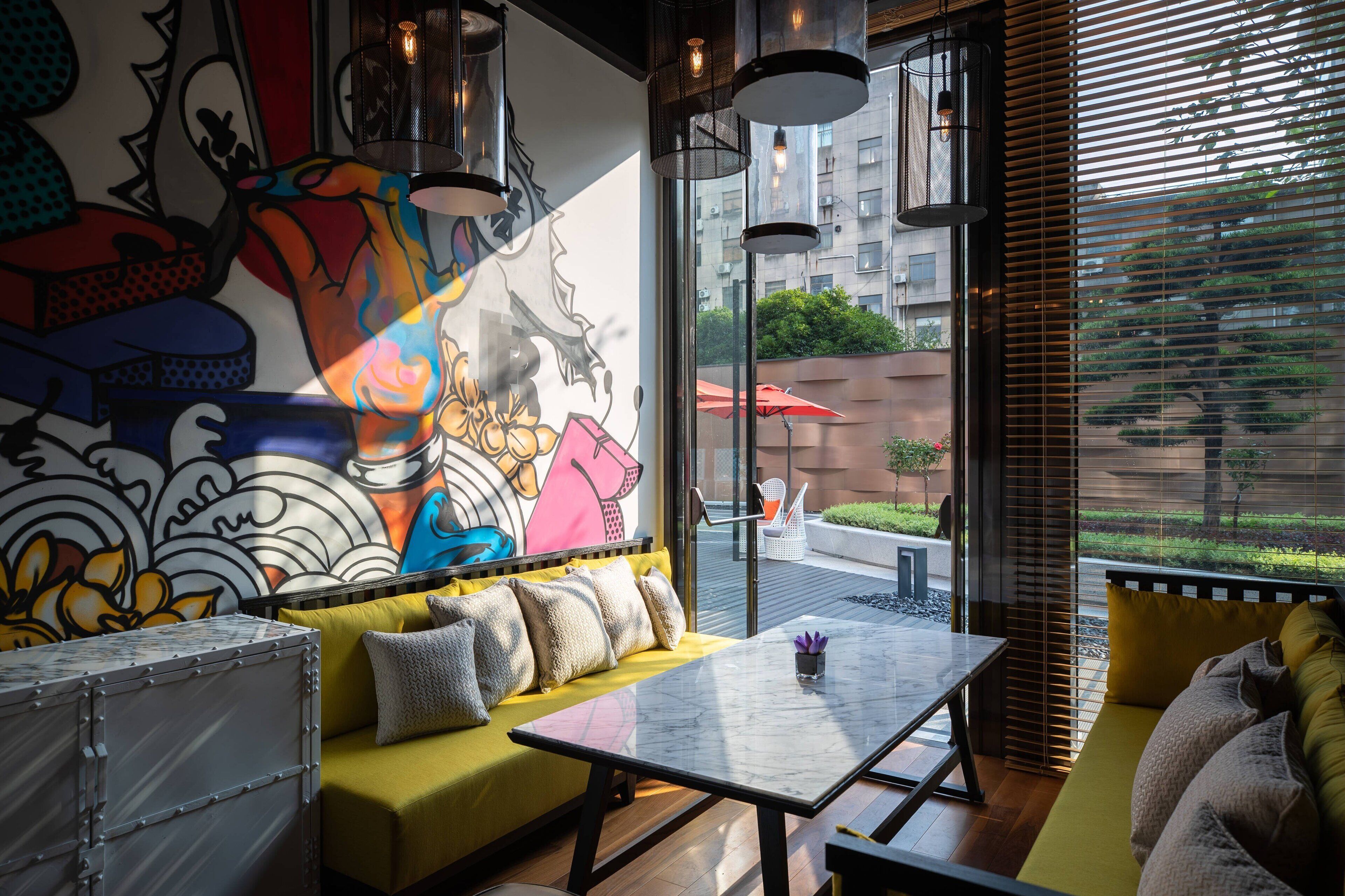 serves breakfast, lunch and dinner