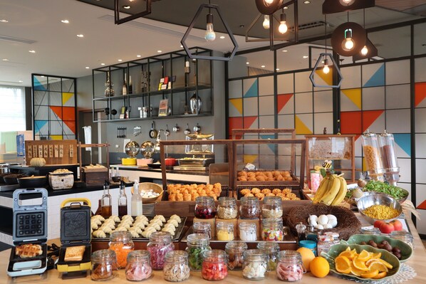 Daily buffet breakfast for a fee