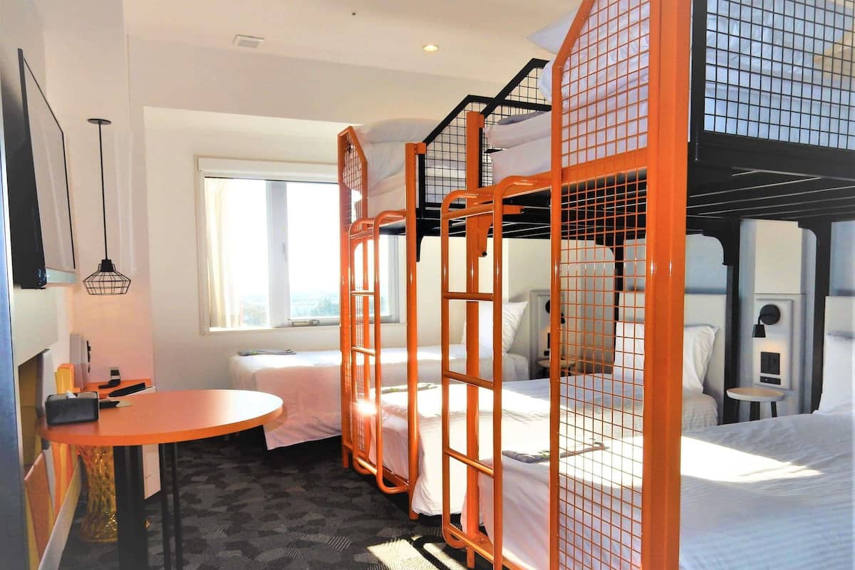 Habitación superior, varias camas | Edredones de plumas, caja fuerte, cortinas opacas