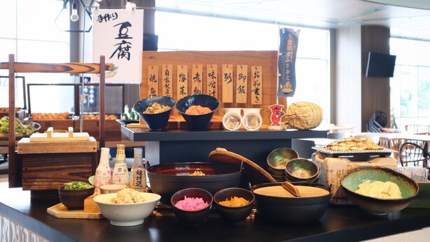 A buffet with various dishes and condiments. - ibis Styles Tokyo Bay (Urayasu)